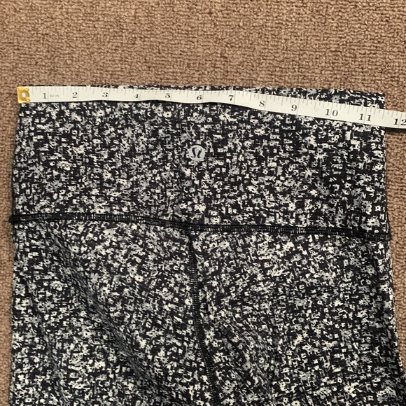 Lululemon Floral Alpine White Black Leggings - Picture 4 of 5